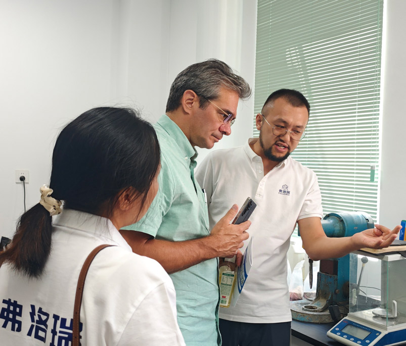 Discussing polycarboxylate superplasticizers with clients in the laboratory